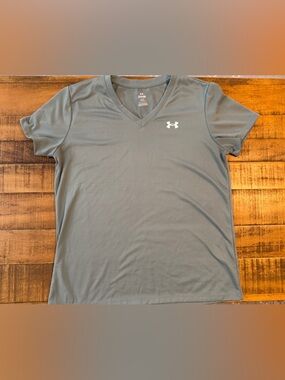 Under Armour womens green V-Neck Performance Shirt